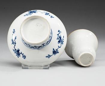 KOPP, med FAT, porslin. Qing dynastin, Qianlong (1736-95).