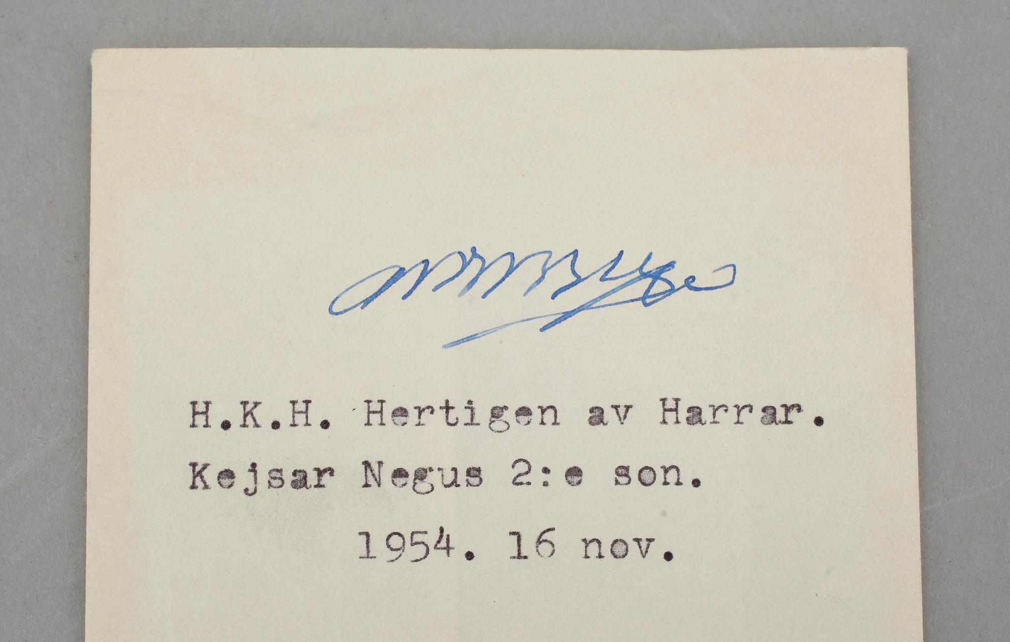 AUTOGRAFER 2 st SAMT 2 st FOTOGRAFIER, bla Haile Selassie, Kejsare av Etiopien. Egenhändiga. Dat 1954.