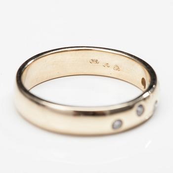 RING, 14K guld, 5 små diamanter, finska kontrollstämplar. Vikt 3,4 g.