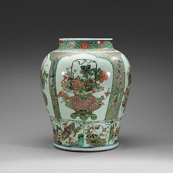 356. A large famille verte jar, Qing dynasty, Kangxi (1662-1722).