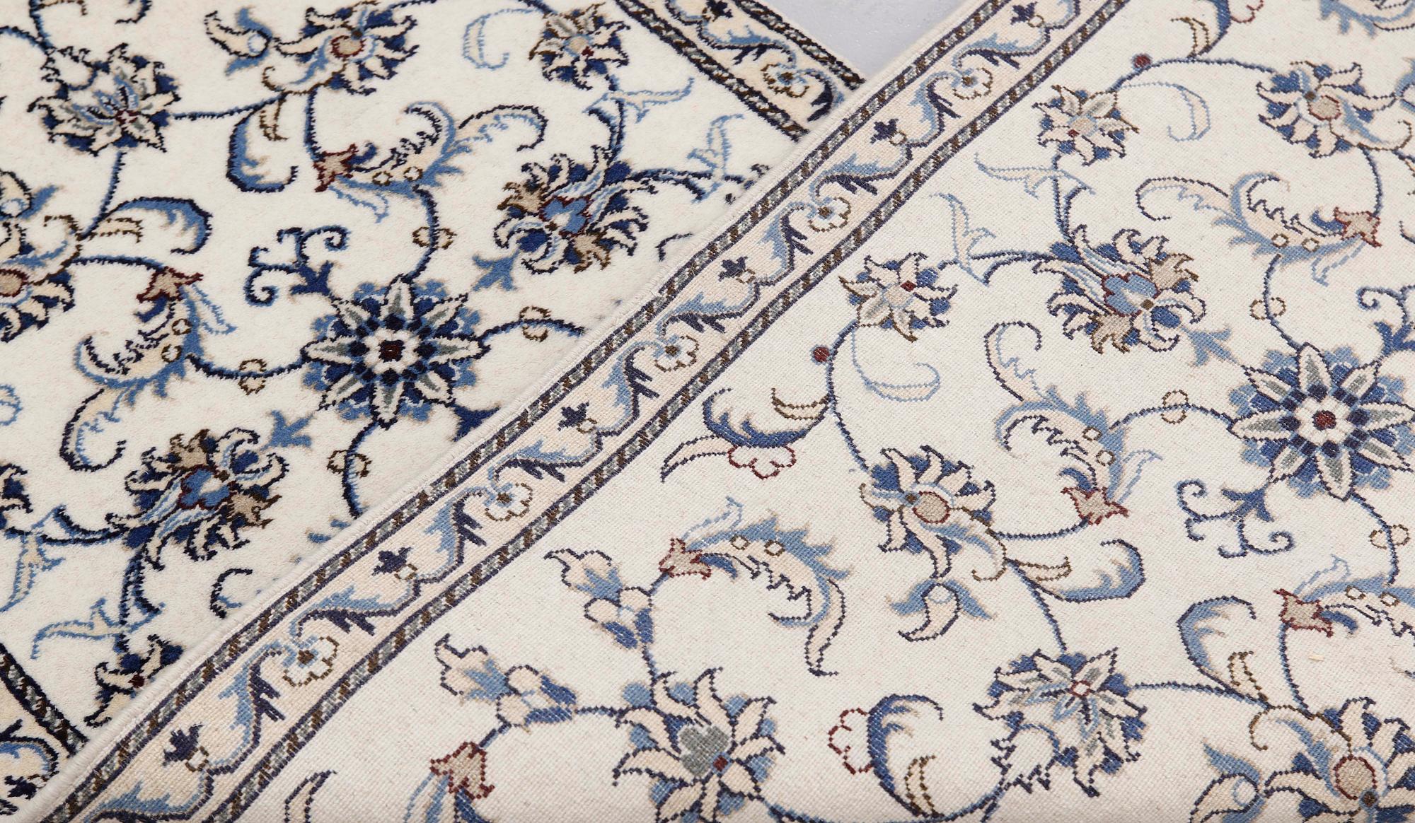 A Nain runner, approx. 290 x 78 cm.