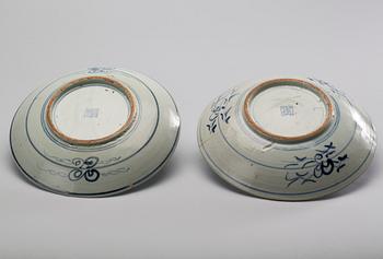 SKÅLFAT, 2 st, porslin, Japan, omkring 1900.