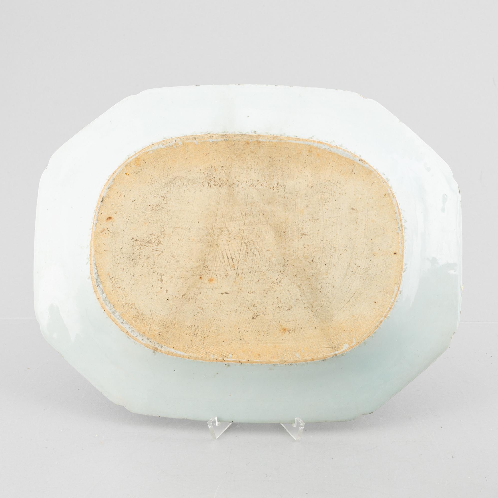 A pair of blue and white serving dishes, China, Qing dynasty, end of the 18th century.