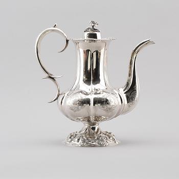 KAFFEKANNA, silver, Gustaf Carlberg, Eksjö 1860. Vikt ca 887 g.