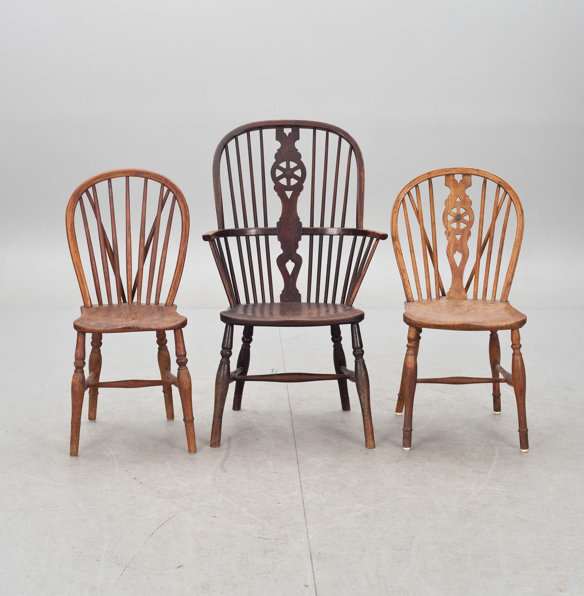 KARMSTOL och STOLAR, 2 st, Windsor-modell, 1800 och 1900-tal.