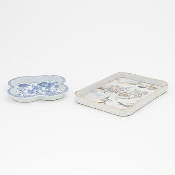 A set of two porcelain trays, Qing dynasty, 18th and 19th century.