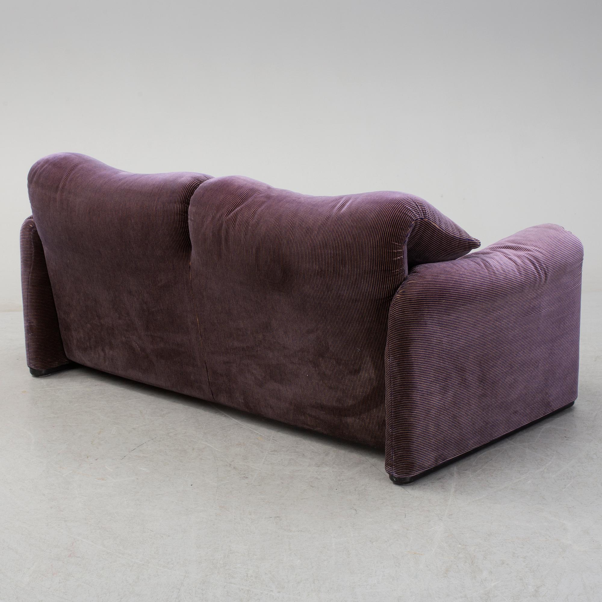 A second half of the 20th century 'Maralunga' sofa my Vico Magistretti for Cassina, Italy. designed 1973.