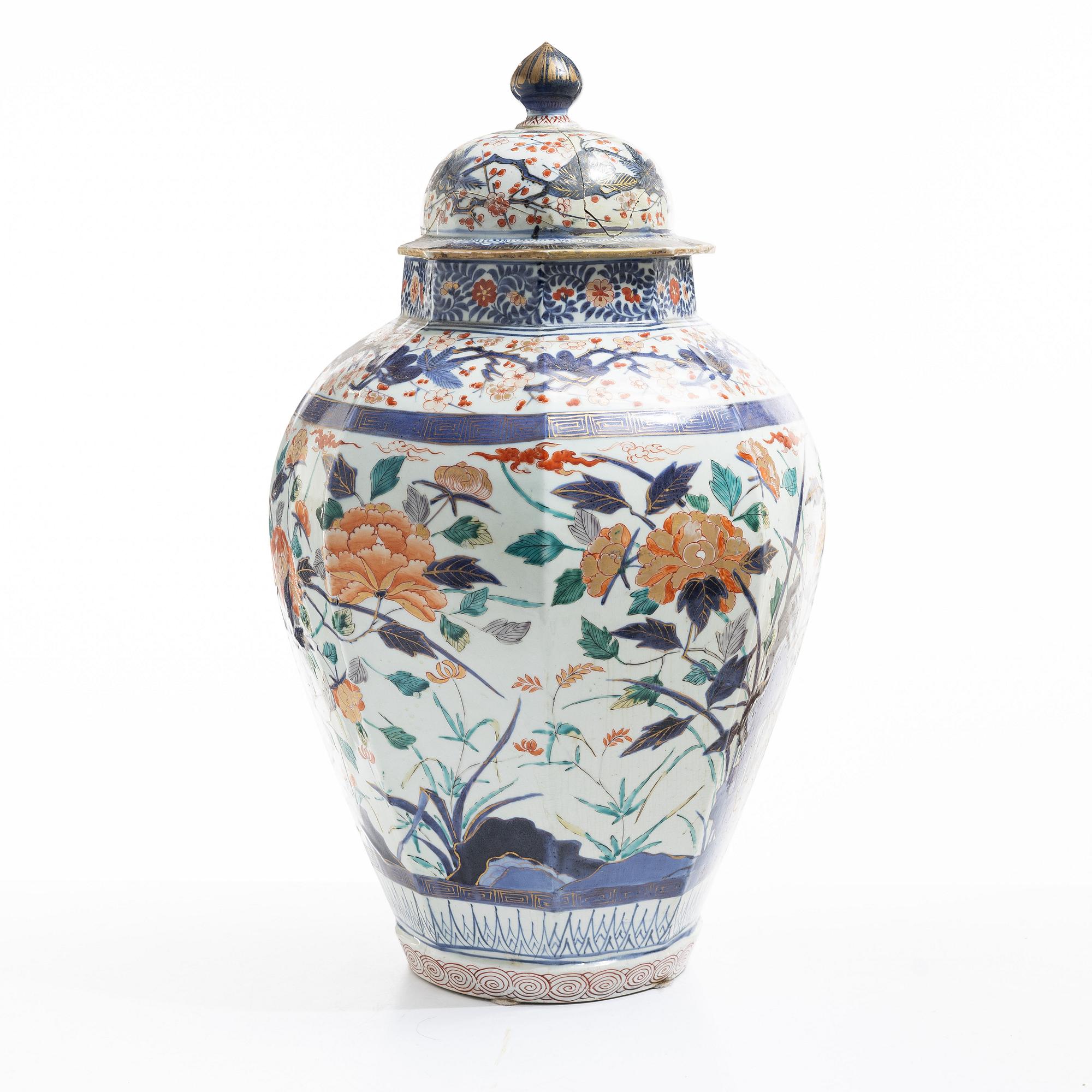 Urna med lock, porslin. Japan, Edo perioden (1603-1868).