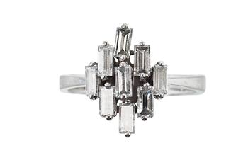 429. RING, 18K vitguld, 9 st. baguetteslipade diamanter ca 1,45 ct totalt. Tot. vikt ca 5,5 g.