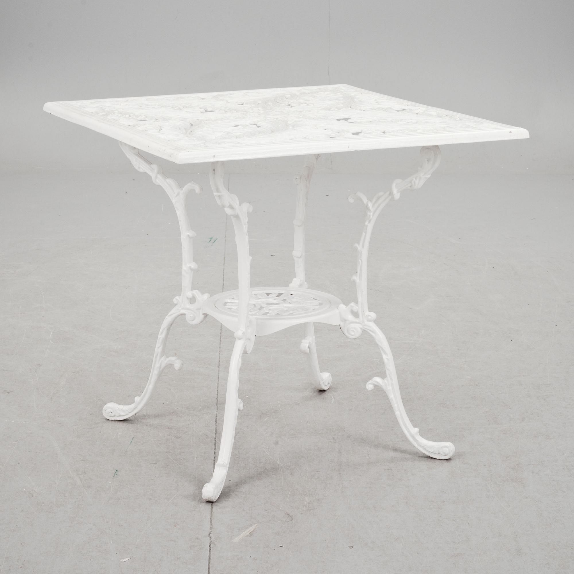 TRÄDGÅRDSGRUPP, 5 delar.  Chippendale-stil. 1900-talets andra hälft.