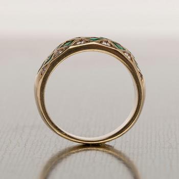 RING, guld 18K, små diamanter 12 st ct och 16 smaragder tot. ca 1,60 ct. 1900-talets sista kvartal. Vikt 6,3 g.