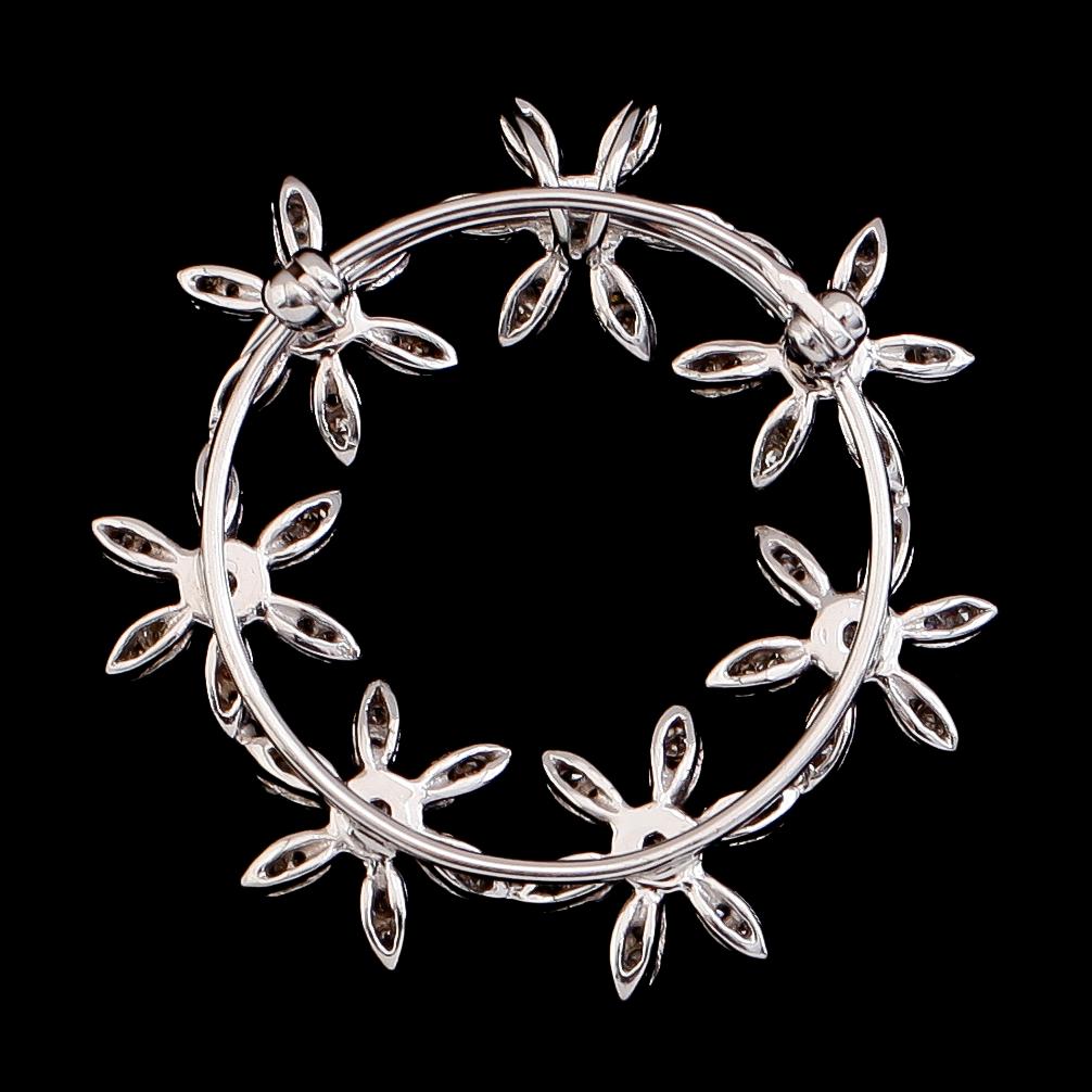 HÄNGE/BROSCH, 14 k vitguld, briljantslipade diamanter. Vikt ca 7,4 g.