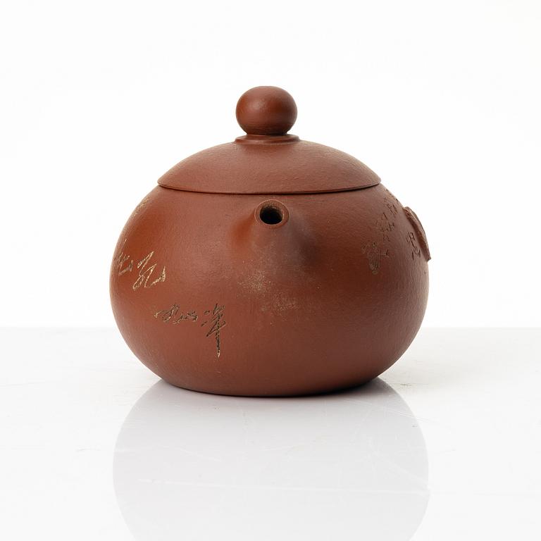 He Daohong, A red yixing teapot, 1960/70s.
