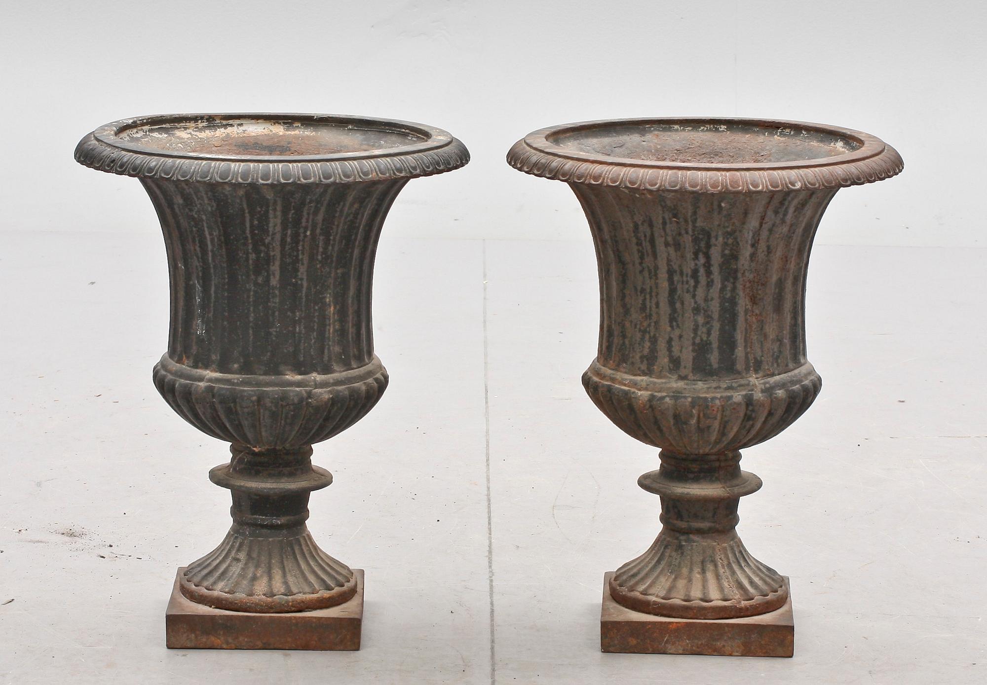 TRÄDGÅRDSURNOR, ett par, gjutjärn, 1900-tal.