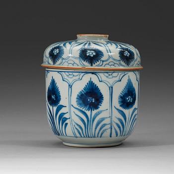 A blue and white box with cover, Qing dynasty, Kangxi (1662-1722).