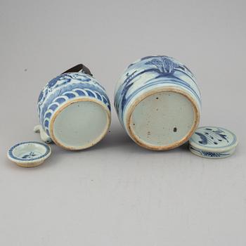 A group of 7 Chinese blue and white porcelain objects, 18-20th century.