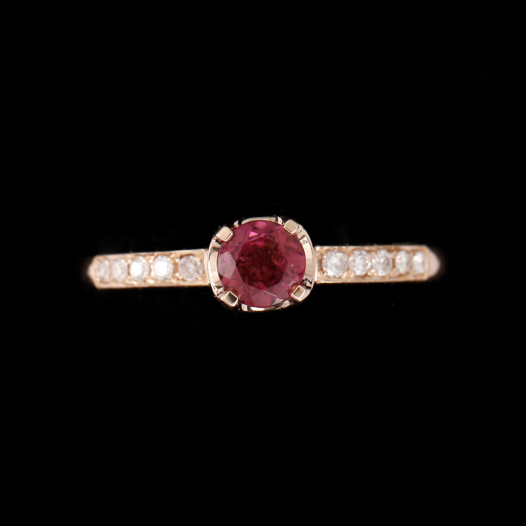 RING, 14k guld med turmalin 0,40ct och diamanter tot 0,10ct. Vikt ca 2,9 gram.