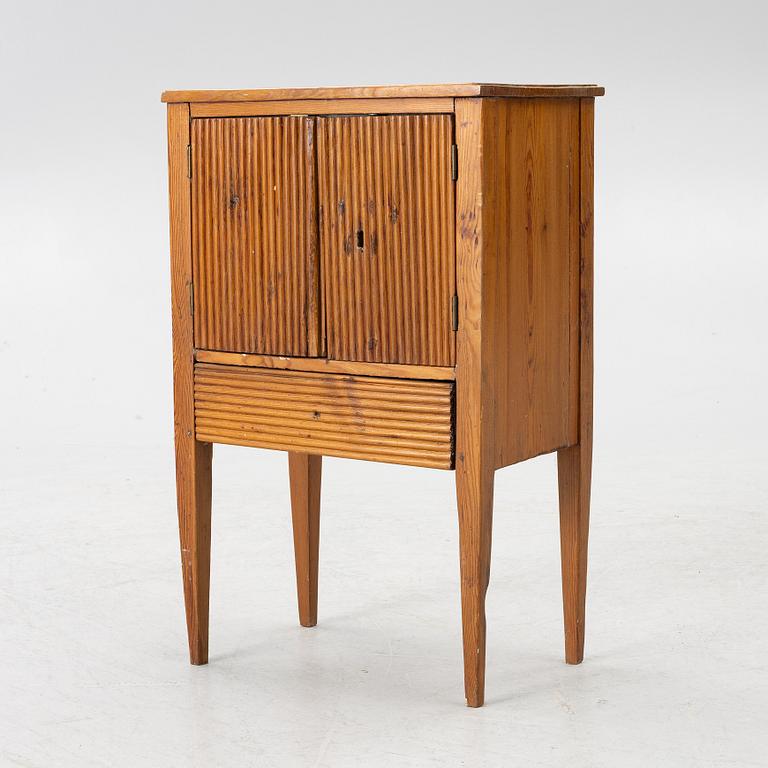 Pottskåp, gustaviansk stil, 1800-tal.