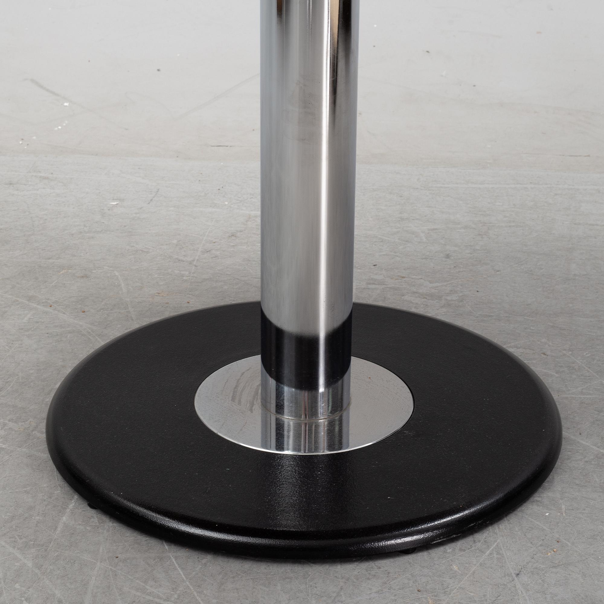 A round table by Börge Lindau, secpnd half of the 20th Century.