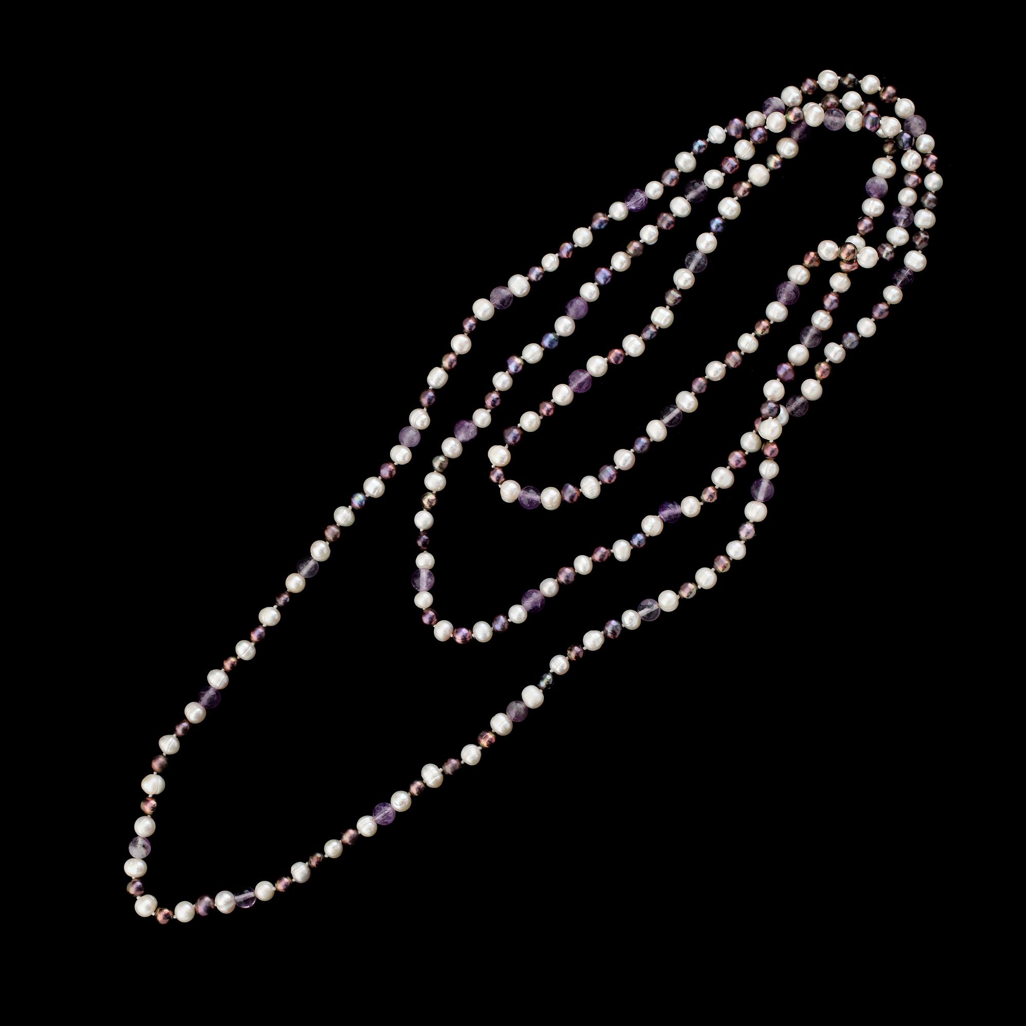 COLLIER, odlade sötvattenpärlor och ametister.