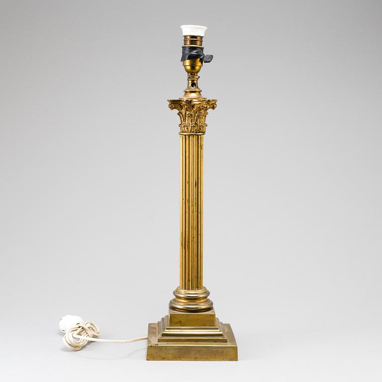 BORDSLAMPA, Klassicistisk stil, 1900-talets andra hälft.