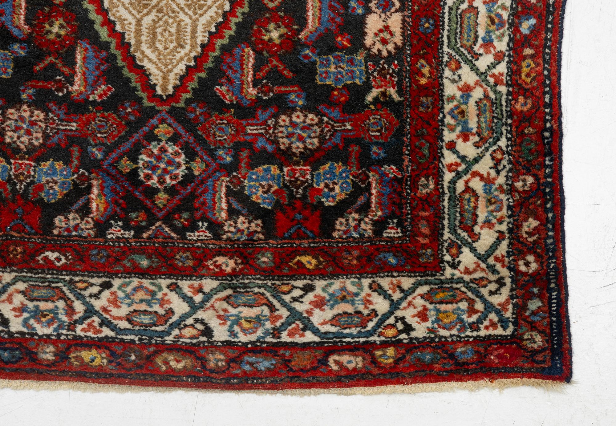 A runner carpetorient, 480 x 103 cm.