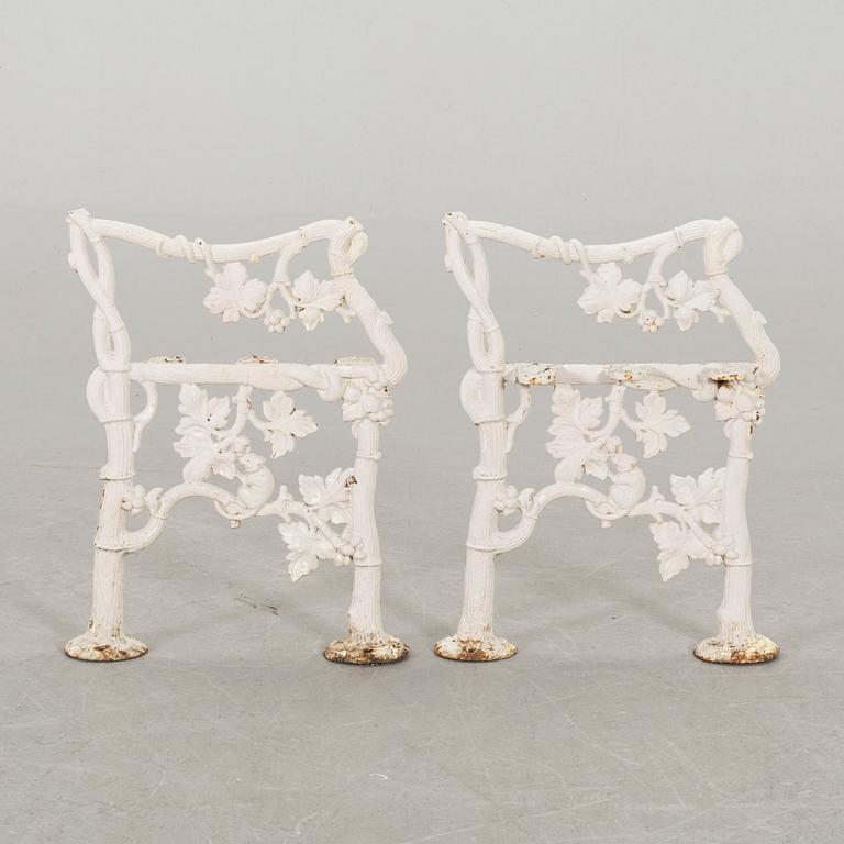 TRÄDGÅRDSBÄNKSGAVLAR ett par gjutjärn 1900-talets första hälft.