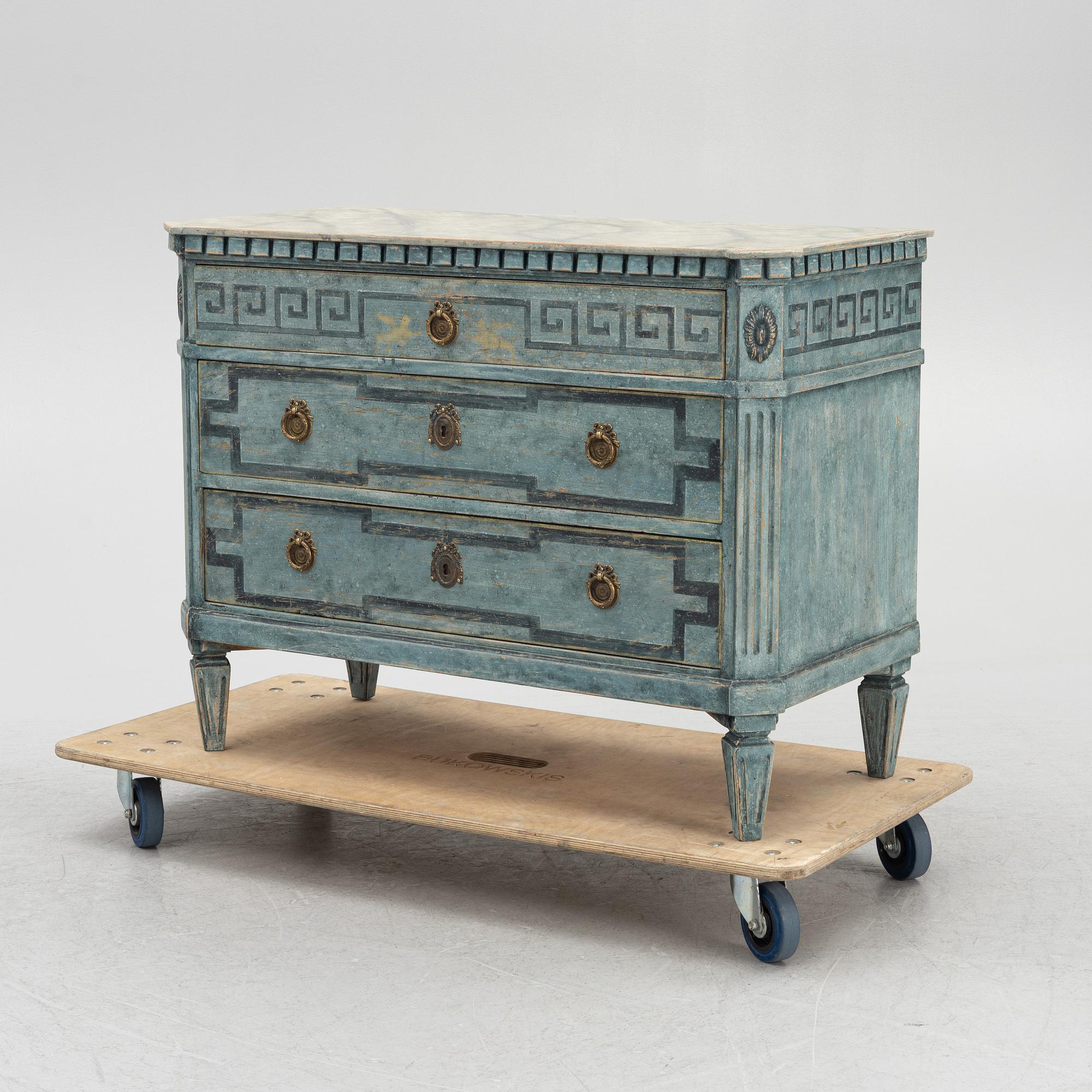 Byrå, gustaviansk stil, 1900-talets första hälft.