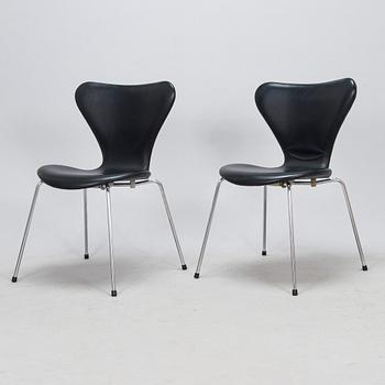 Arne Jacobsen, stolar, 5 st, "Sjuan" Fritz Hansen, Danmark 1900-talets slut.