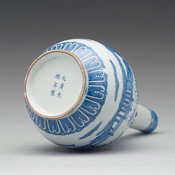 A blue and white bottle vase, Qing dynasty, Guangxu mark and period (1874-1908).