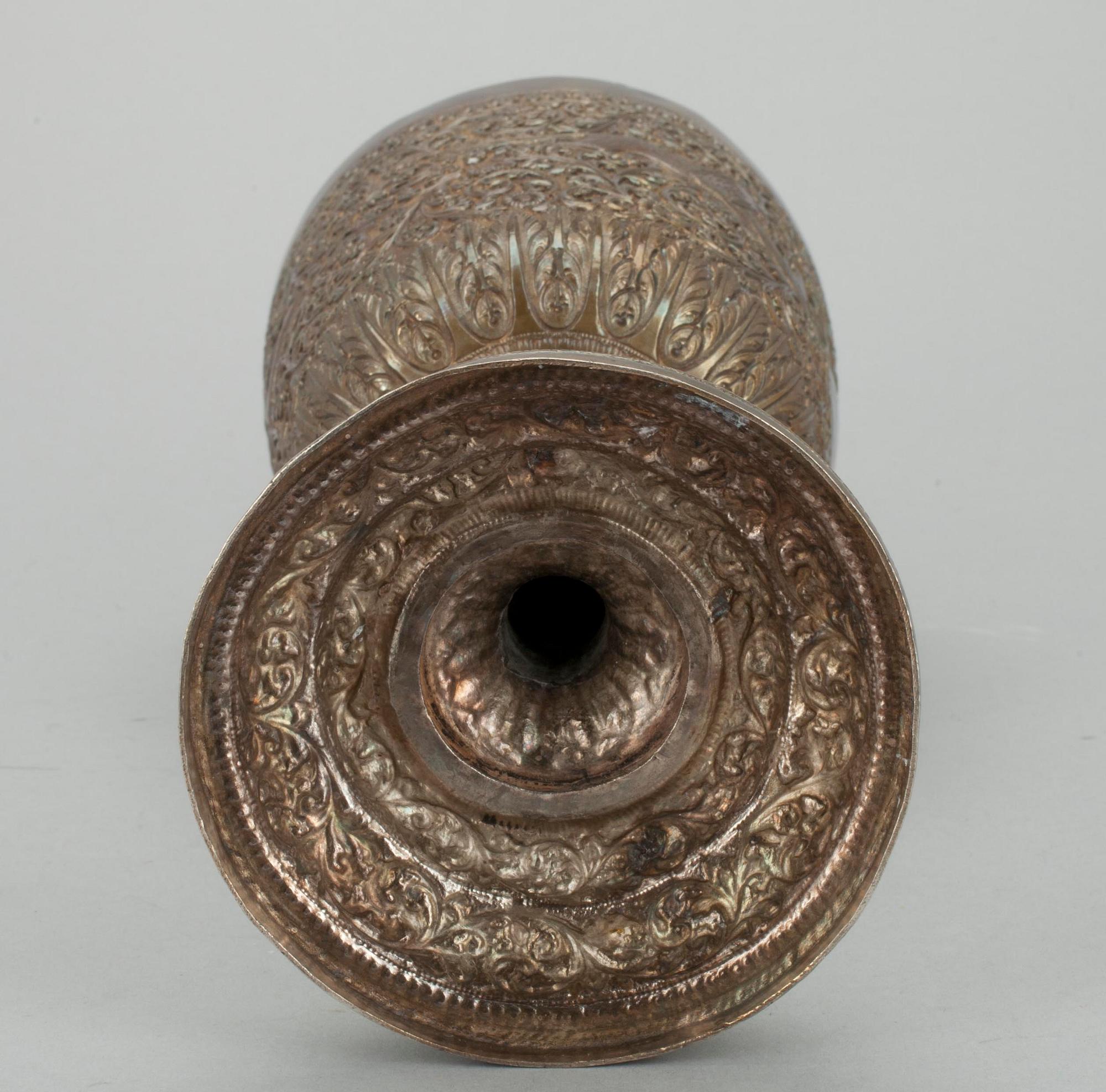 BÄGARE PÅ FOT, österländskt silver, h 26,5. Vikt ca 668 g.
