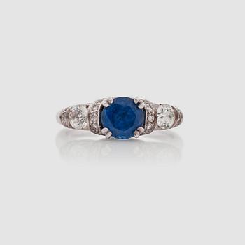1322. A circa 2.00 ct sapphire and brilliant-cut diamond ring.