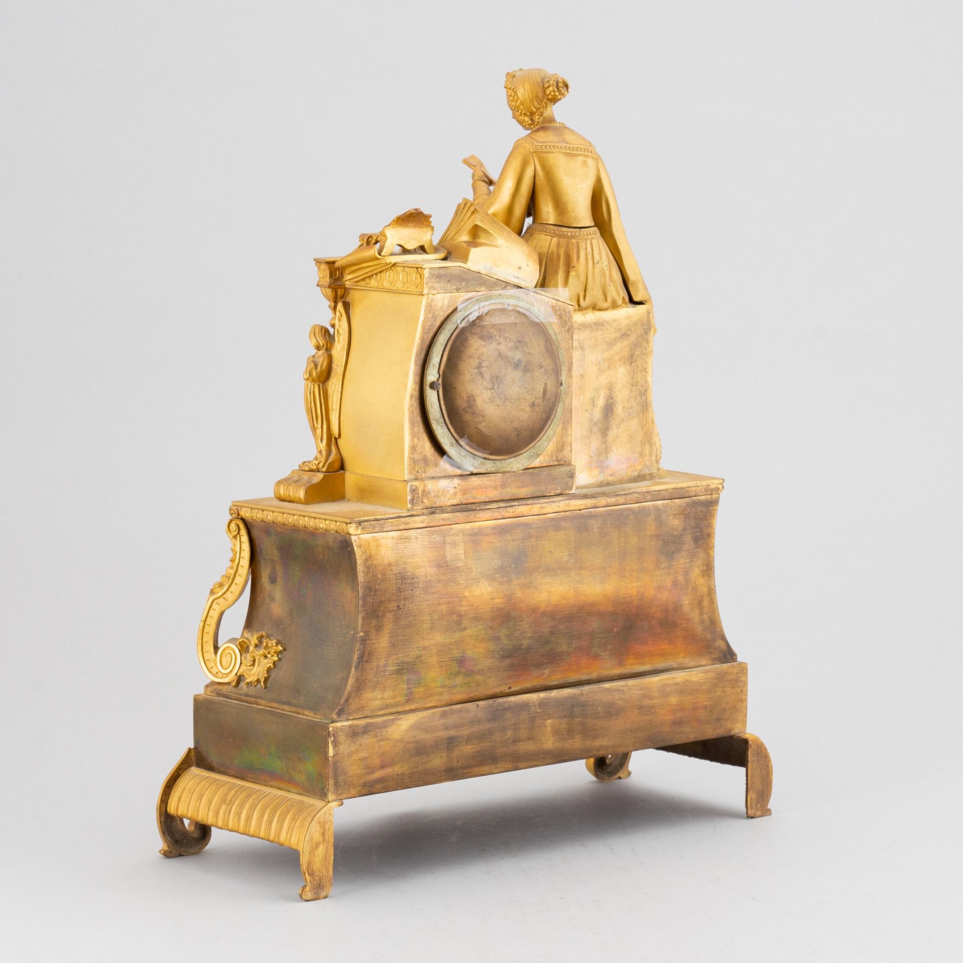 A empire-style mantelclock from the second half of the 19th century.