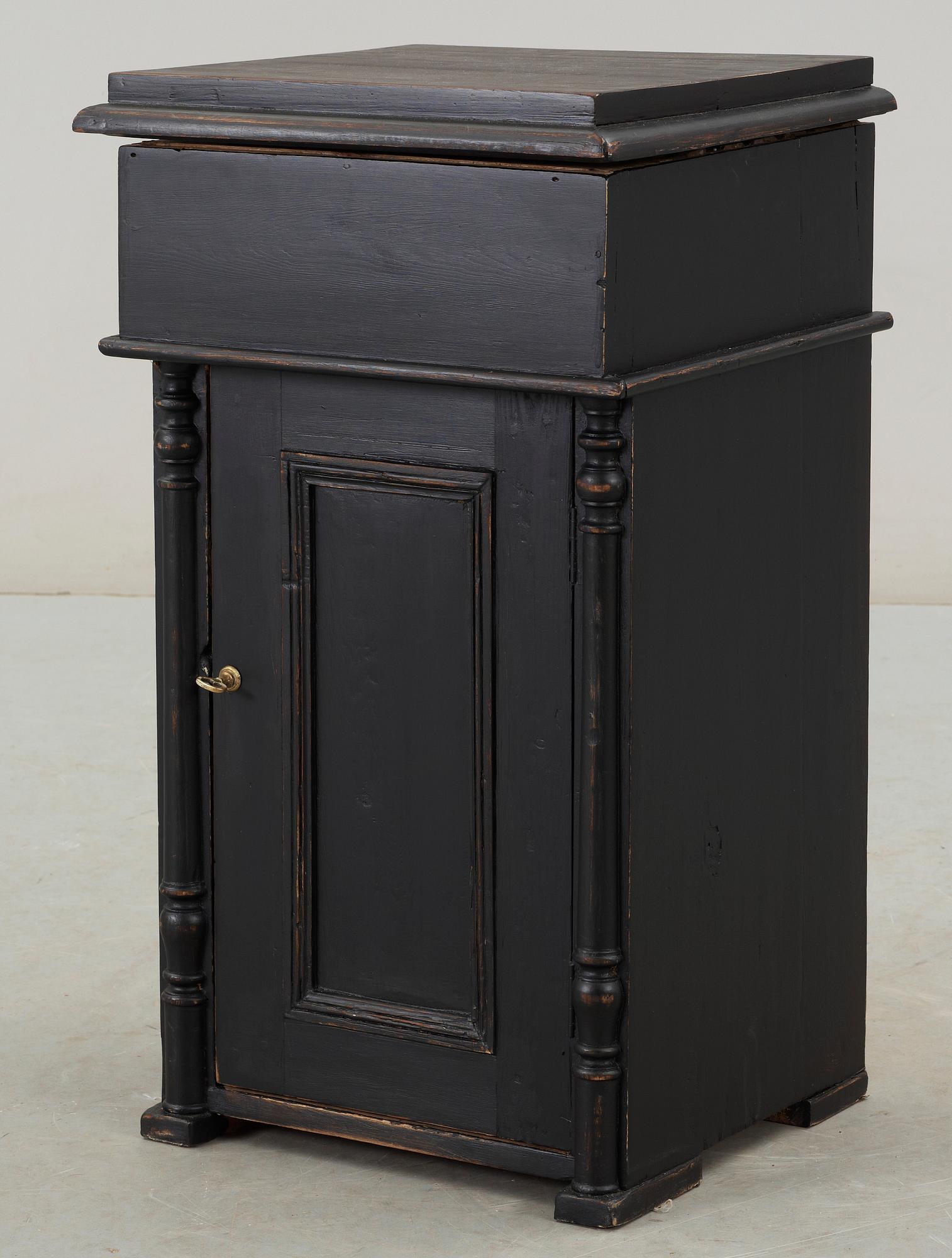 POTTSKÅP, nyrenässans, omkring 1900.