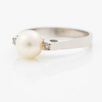 Ring 18K vitguld med odlad pärla och åttkantslipade diamanter.