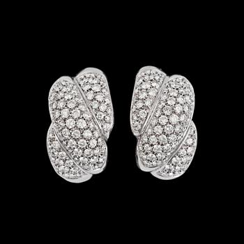 198. A pair of brilliant cut diamond earrings, tot. app. 4.50 cts.