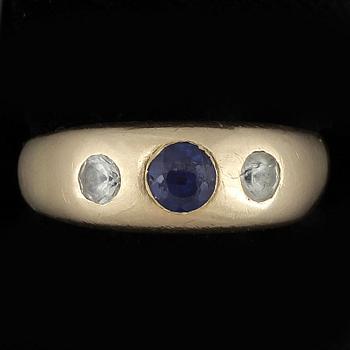 RING, 18k guld med två diamanter diamanter och safir. Vikt ca 7,5 gram.
