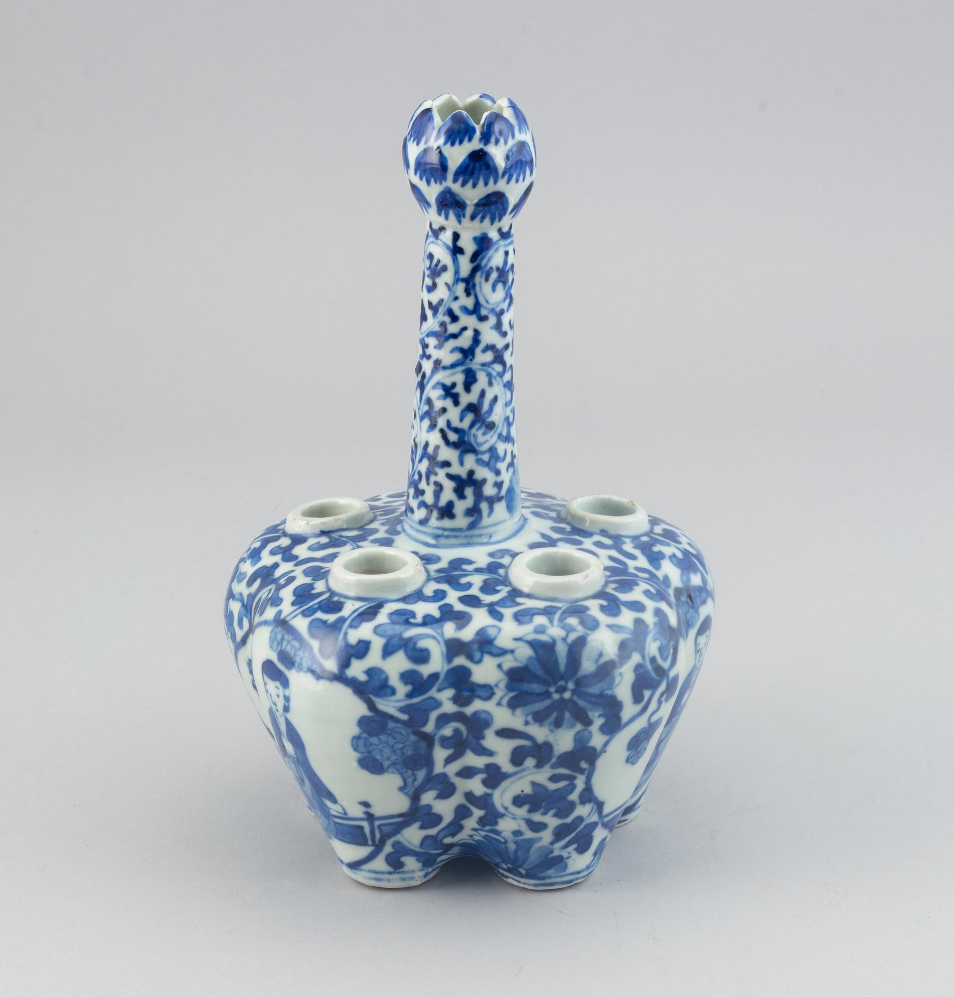 A blue and white tulip vase, Qing dynasty, Guangxu (1872-1908).