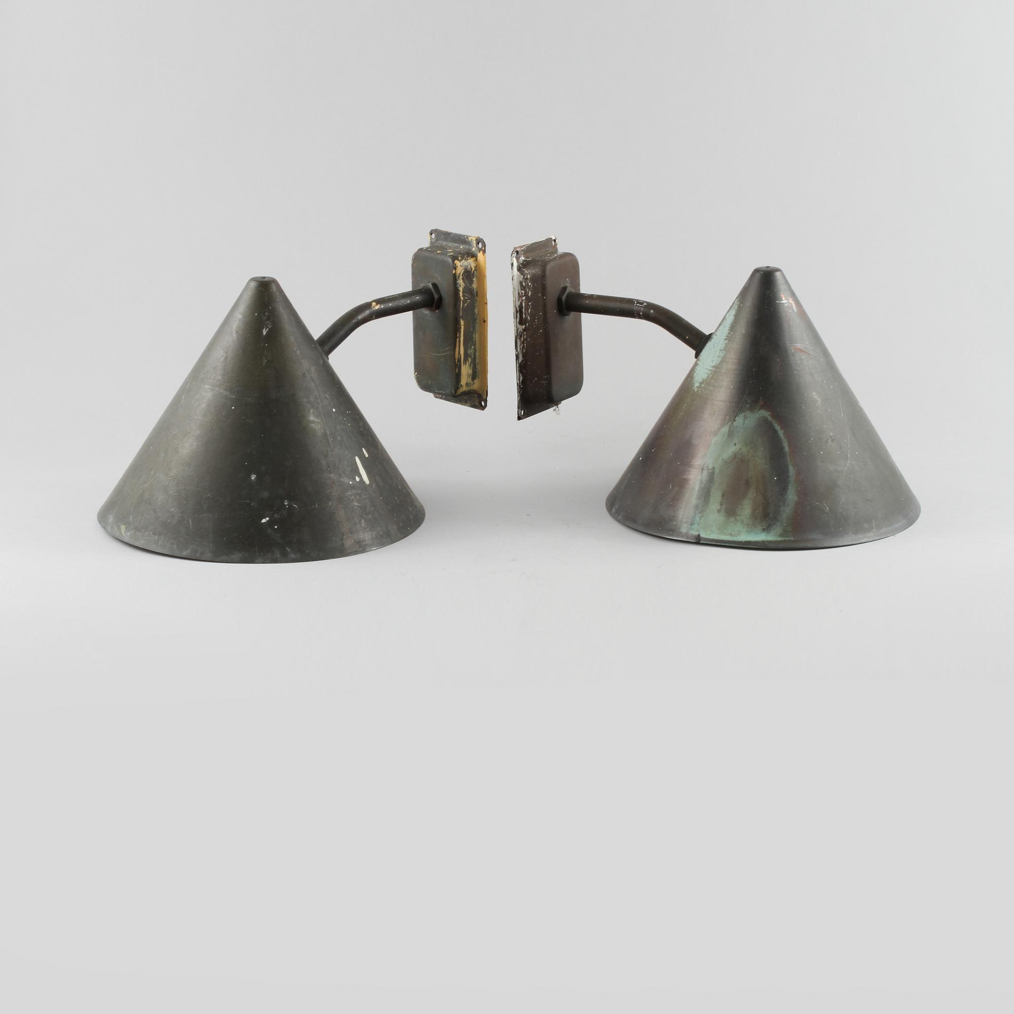 VÄGGLAMPOR, ett par , för utomhusbruk, "Tratten", Hans Agne Jakobsson, Markaryd, 1900-talets andra hälft.