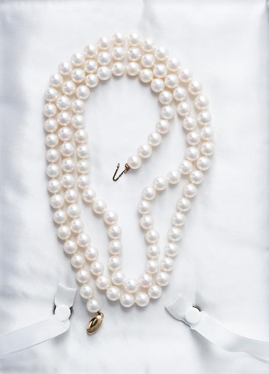 A PEARL NECKLACE, Tiffany & Co., cultured Akoya pearls, clasp 18K gold.