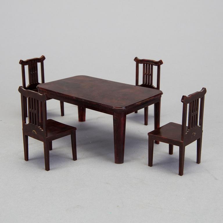 A lot of 26 pieces of plastic doll house furniture mostly by A Renwal products USA first half of the 20th century.