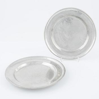 Fat, tallrikar 7 st, skålar 3 st, tenn, mestadels England, 17/1800-tal.