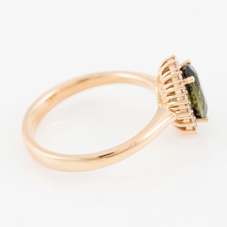 Ring in 18K gold with a faceted green tourmaline and round brilliant-cut diamonds.