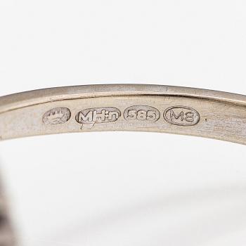 A 14K white gold ring with diamonds ca. 0.30 ct in total and sapphires. Tmi Hyvärinen M., Turku 1989.