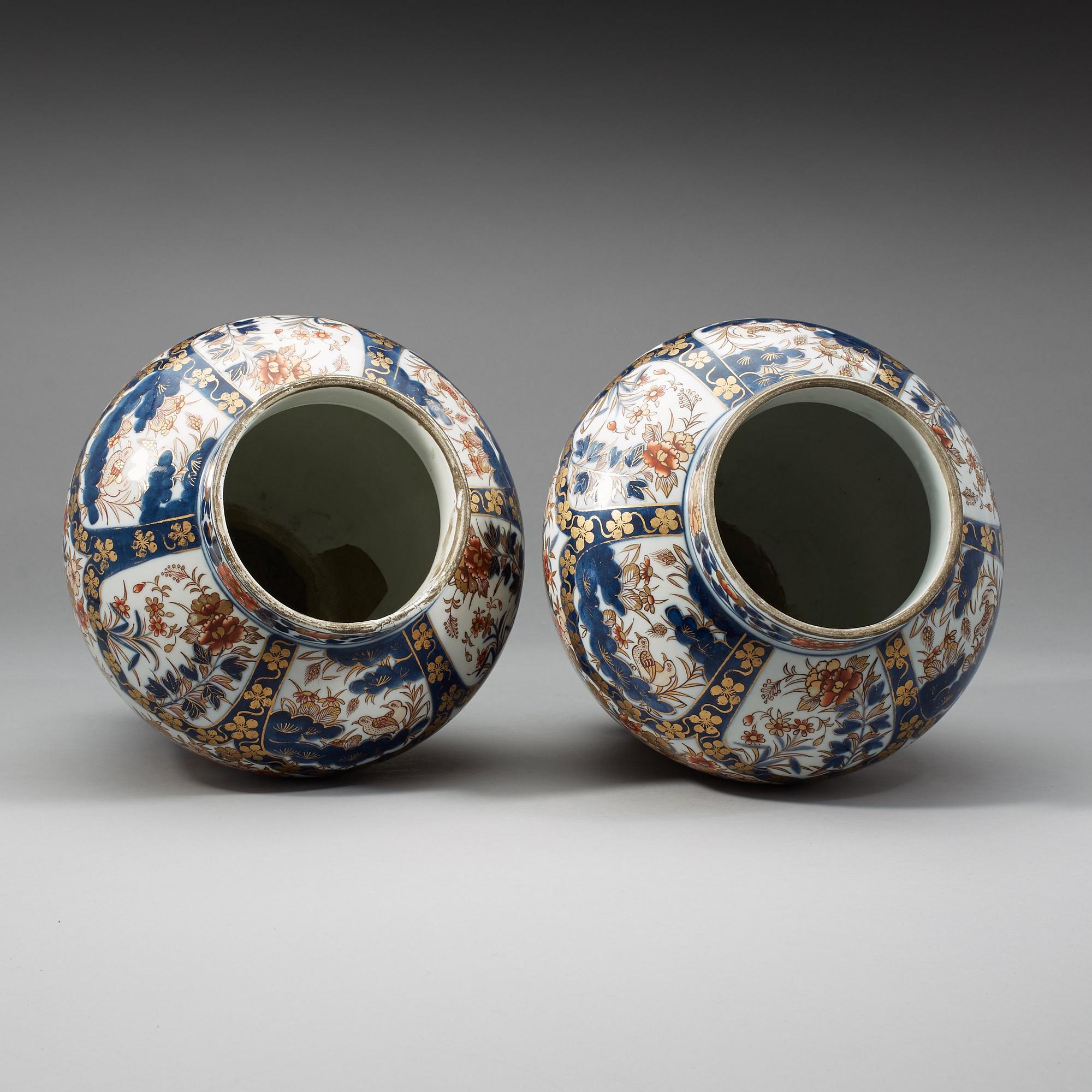 A pair of  imari vases with covers, Samson, 1800-tal.