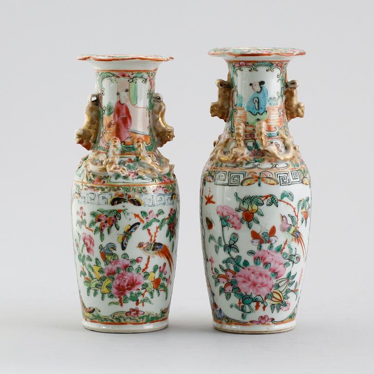 VASER, 2 st snarlika, porslin, Kina, Kanton, 1800-talets mitt.