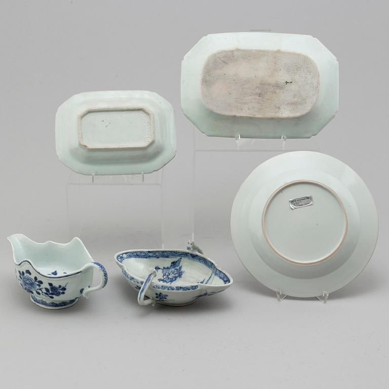 Five Chinese porcelain pieces, Qing Dynasty, Qianlong (1736-1795).