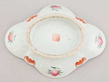 SKÅL PÅ FOT, porslin, Kina, 1800-tal.