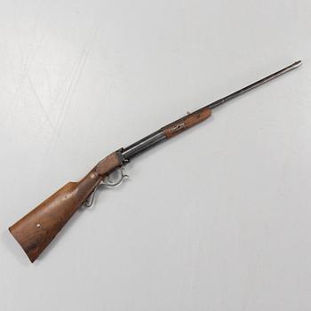 A early 20th century Oscar Will Bugelspanner air rifle.