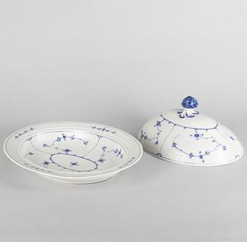 Terrin / ragufat med lock, porslin, Royal Copenhagen, "Musselmalet", 1800-tal.